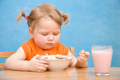 bambina mangia cereali