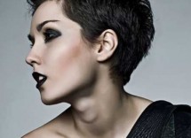 capelli corti e scuri