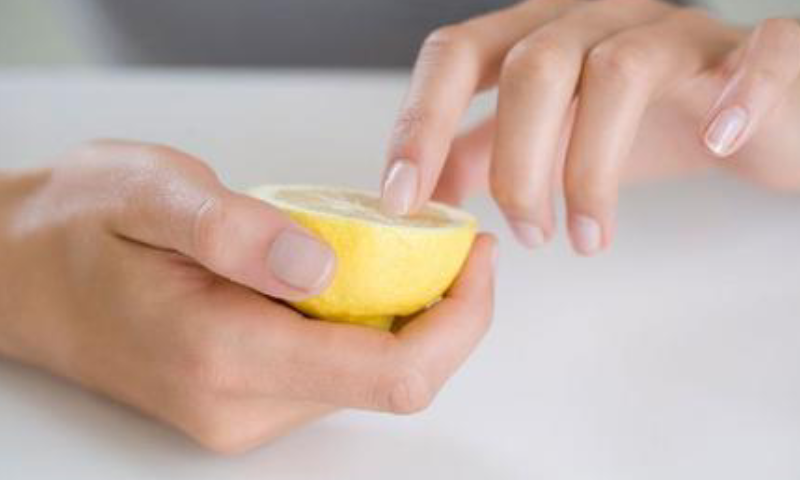 Succo di limone come rimedio per unghie rovinate fai da te
