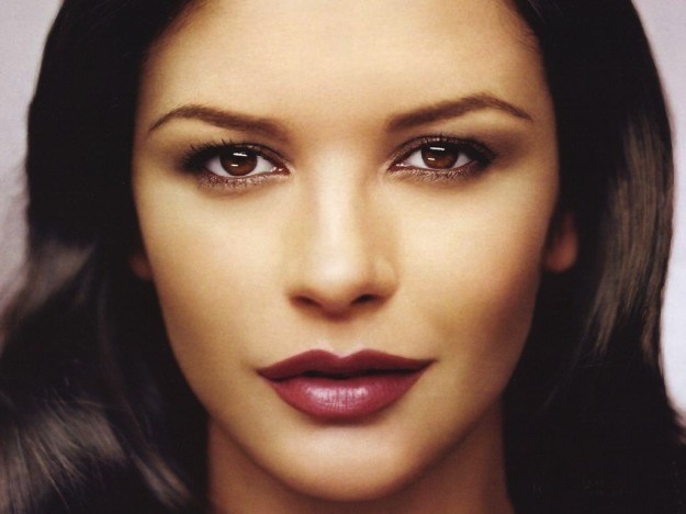 catherine zeta jones make up con rossetto ciliegia