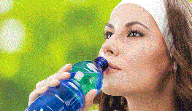donna che beve acqua 2