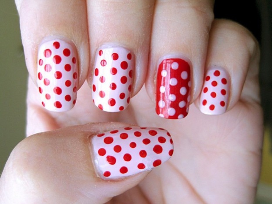 nail art a pois rosa e rossi