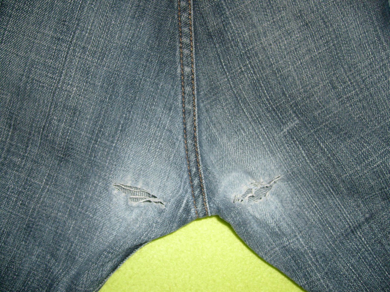 Come riparare un paio di jeans strappati