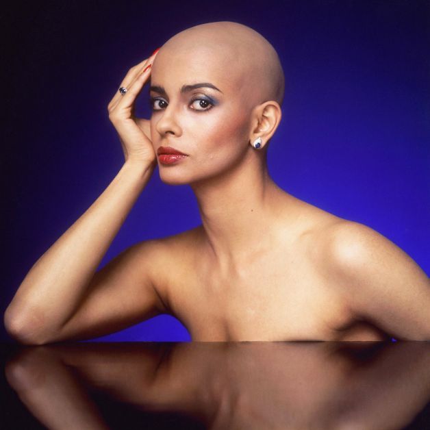 Persis Khambatta con capelli rasati