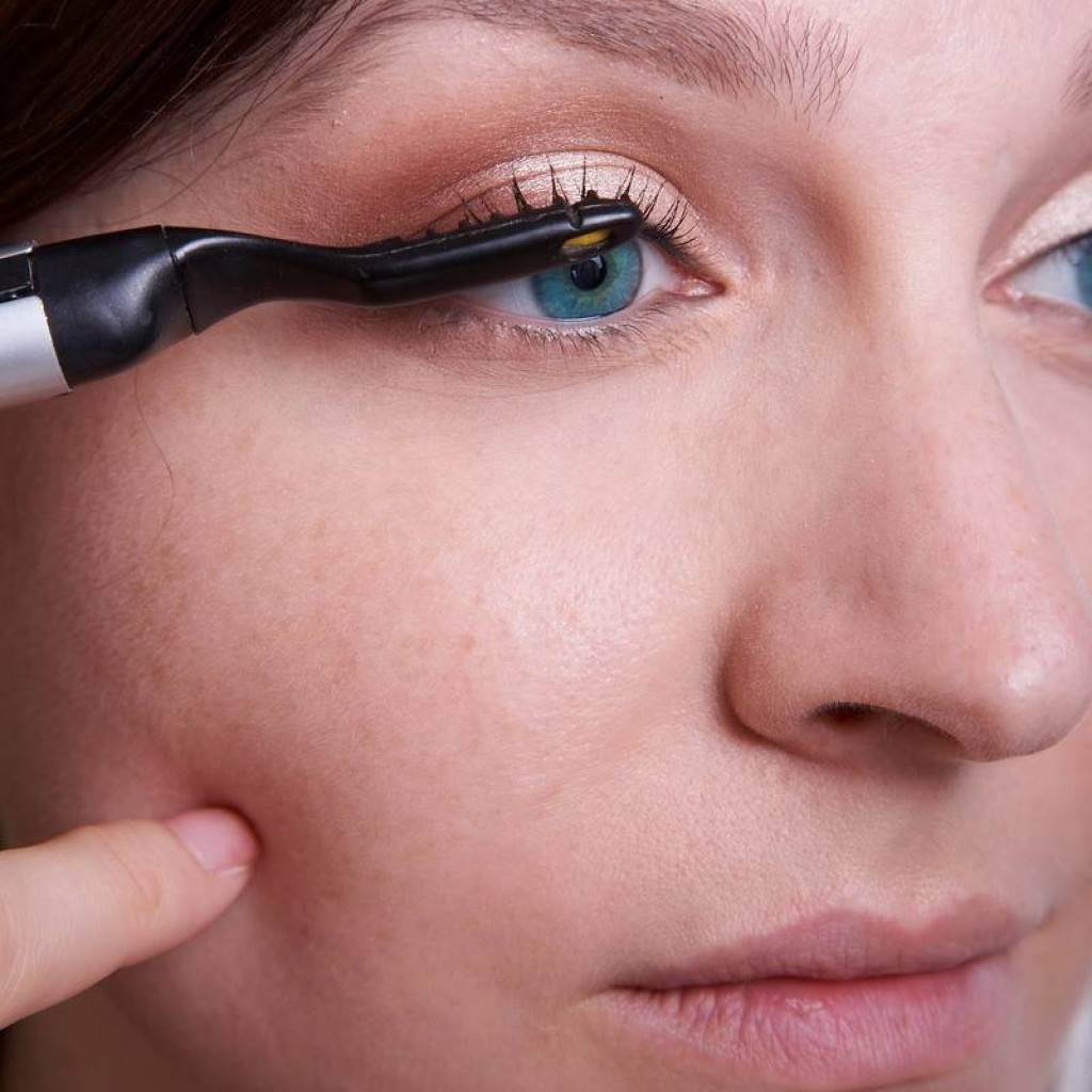 Подкрутить ресницы в домашних. Как сделать ресницы вверх. Завивка ресниц в салоне. Завивка ресниц. Наращивание ресниц фон с пинцетом.