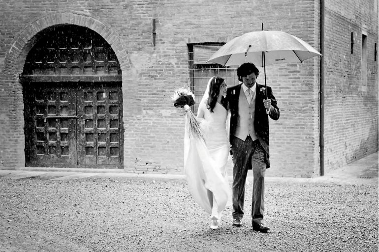 come vestirsi per matrimonio con pioggia