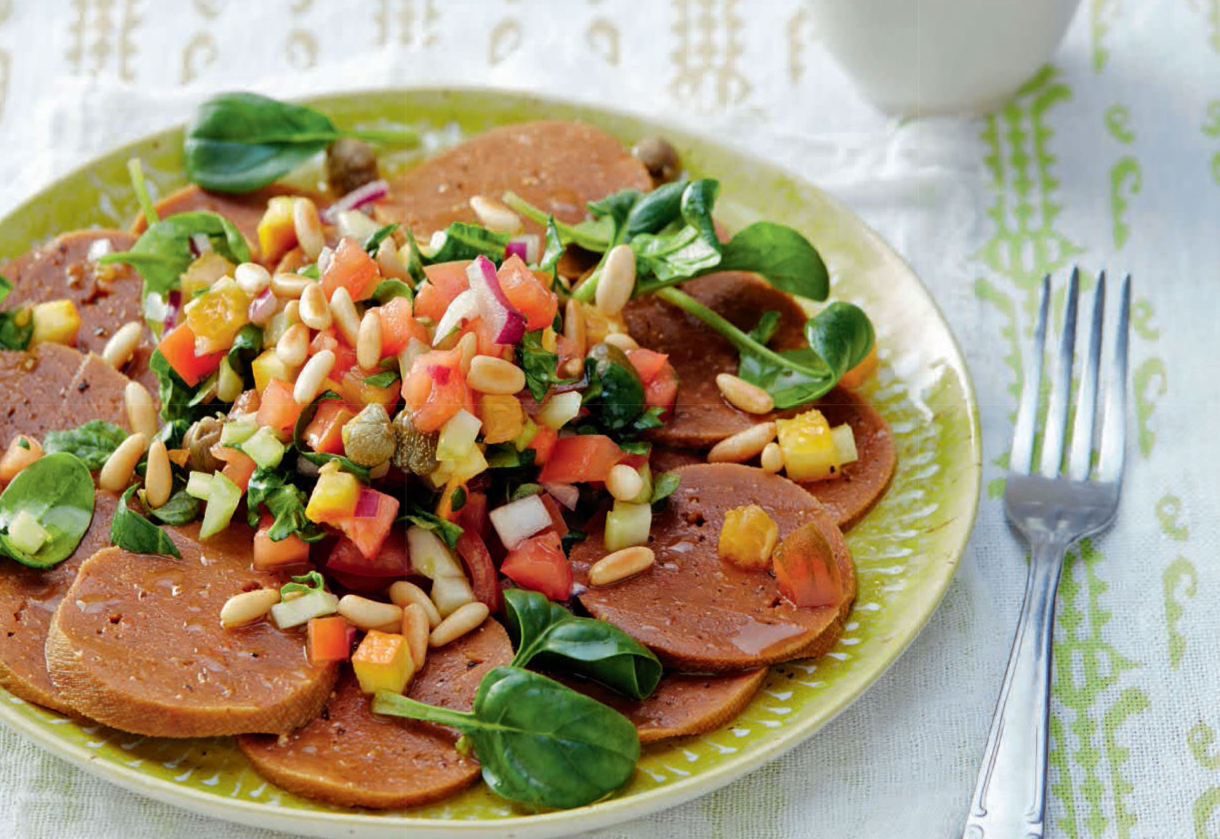 Seitan con caponata cruda