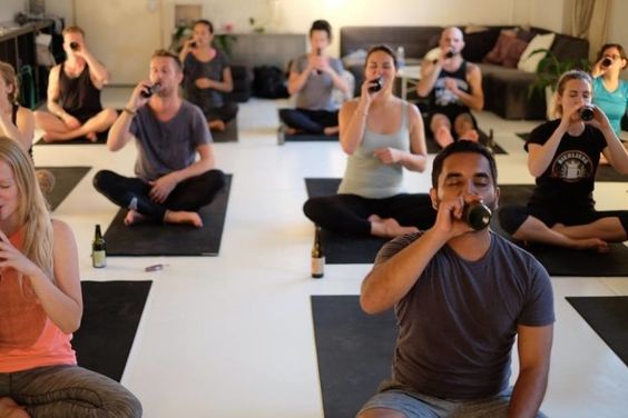 Bieryoga, meditare mentre si beve birra: la nuova tendenza