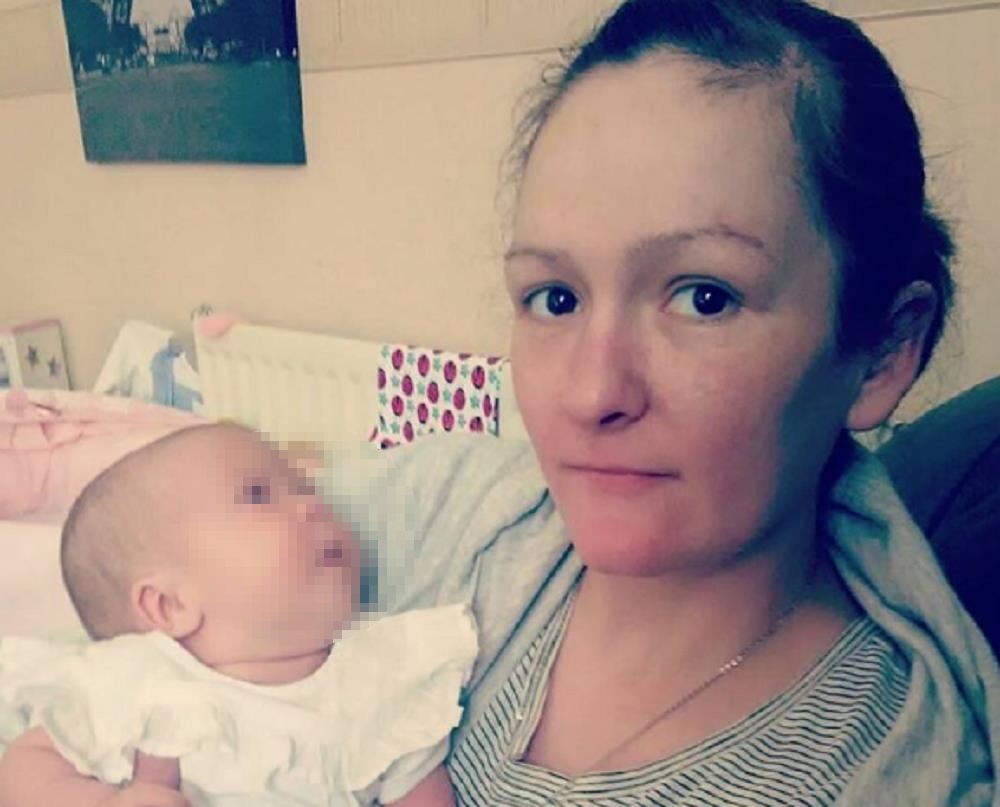 Pubblica selfie con figlio appena nato, mamma strangolata poco dopo