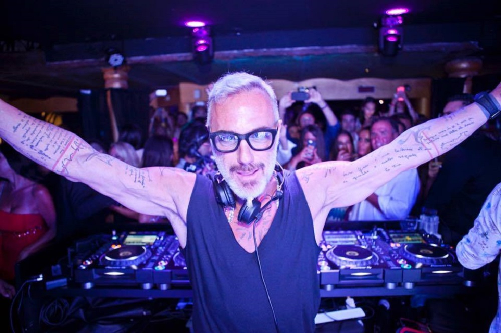 Gianluca Vacchi: mollato dalla fidanzata ecco con chi si consola