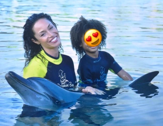 Raffaella Fico e Pia come Belen e Santiago: tutti ad accarezzare i delfini
