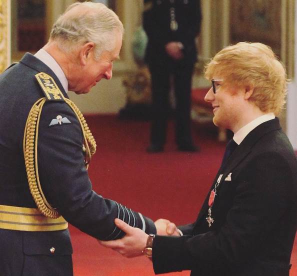 Un esempio degli eventi a cui potrebbe testimoniare il social media manager della famiglia reale: il Principe di Galles incontra Ed Sheeran