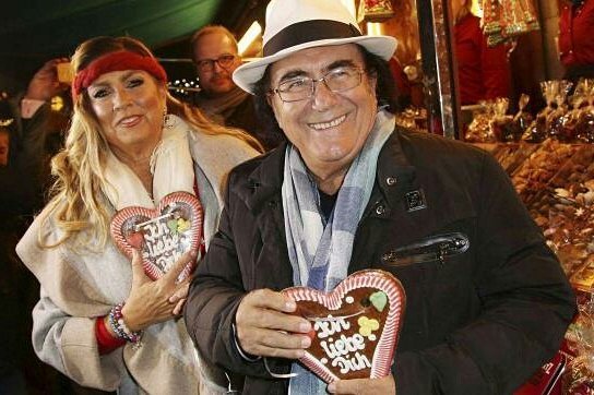 Al Bano e Romina per mercatini di Natale con due cuori su cui c'è scritto 