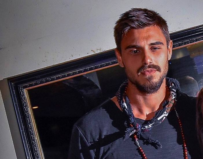 Francesco Monte, che ha limitato moltissimo la sua presenza sui social, ha mantenuto un look