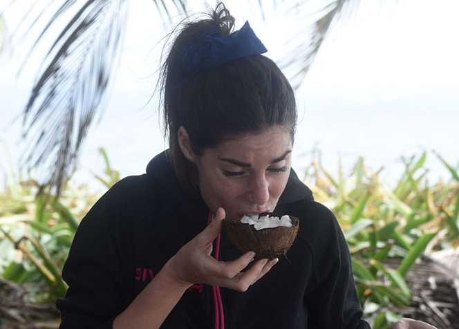 Bianca Atzei mangia un cocco