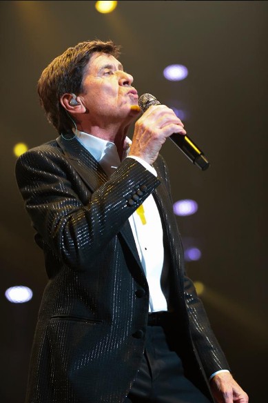 Gianni Morandi mentre canta