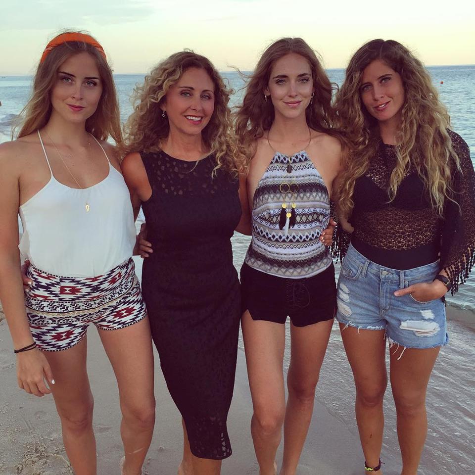 Valentina, Chiara e Francesca con la madre