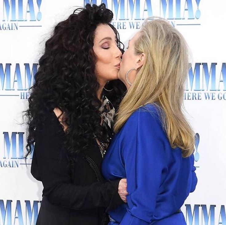 Bacio tra Maryl Streep e Cher