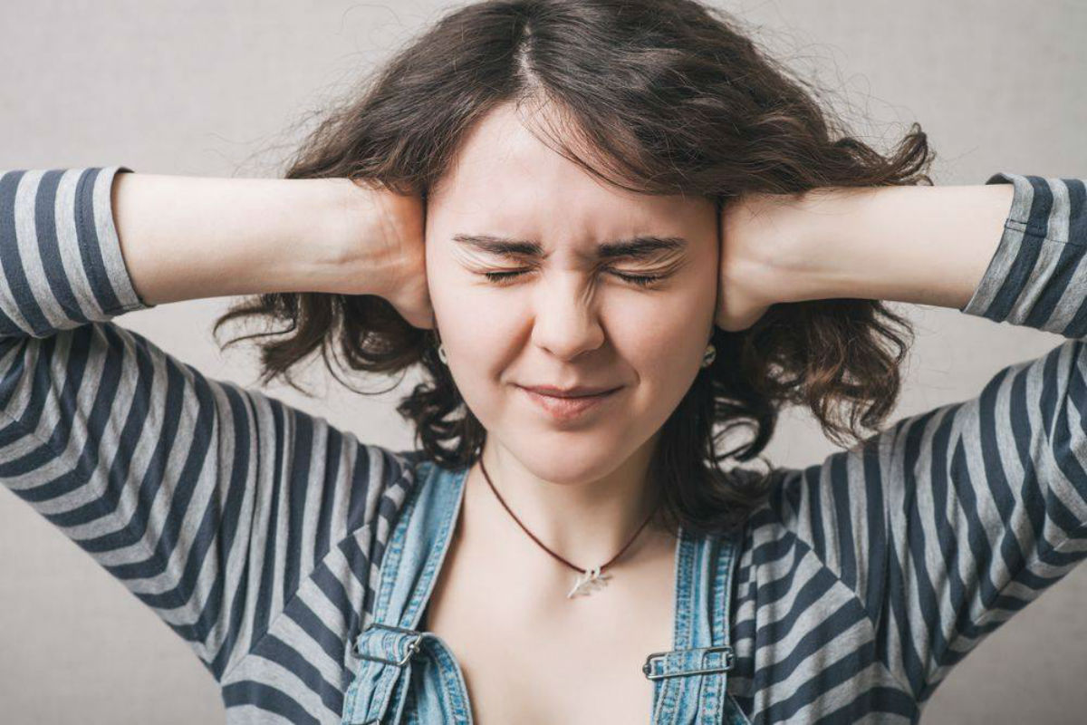 perché fischiano le orecchie