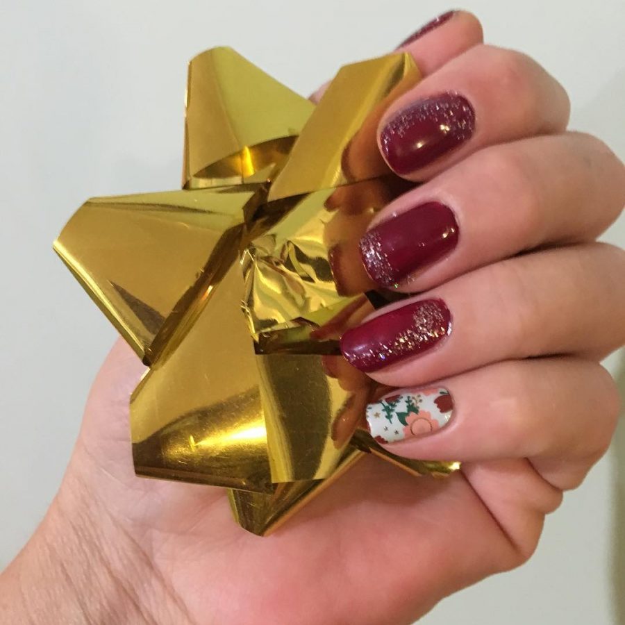 accent nail manicure