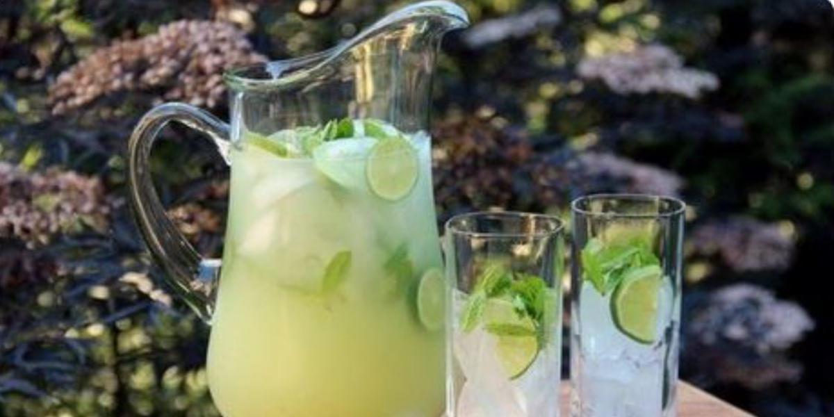 cocktail con foglie di menta