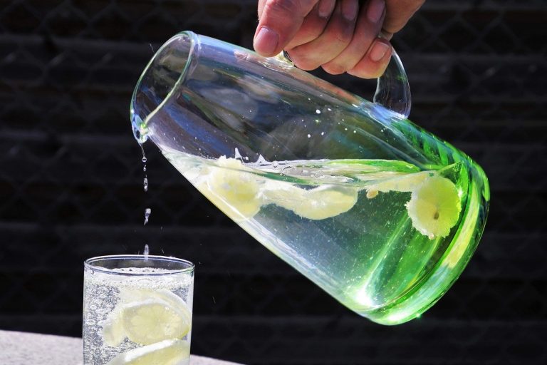 Cosa succede se si beve acqua e limone la mattina?