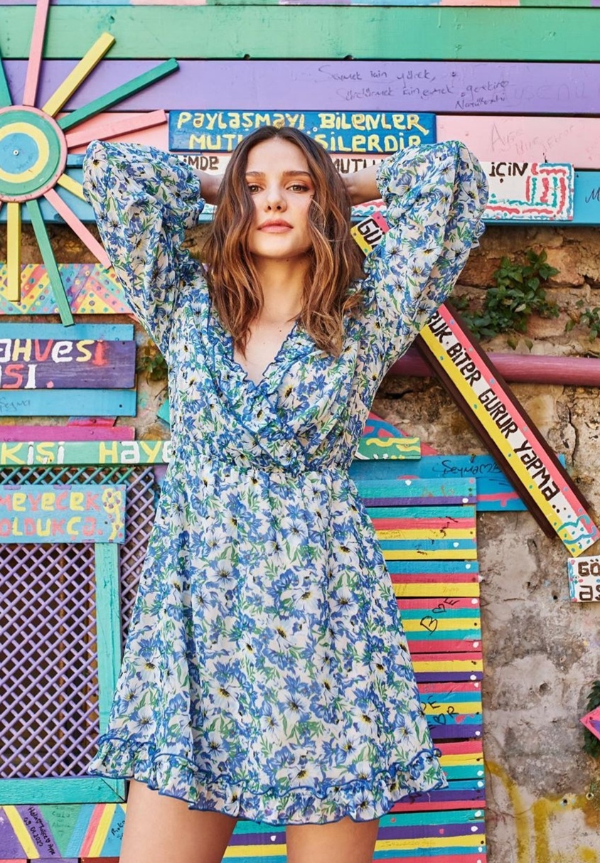 Vestiti floreali 2020: modello Stradivarius