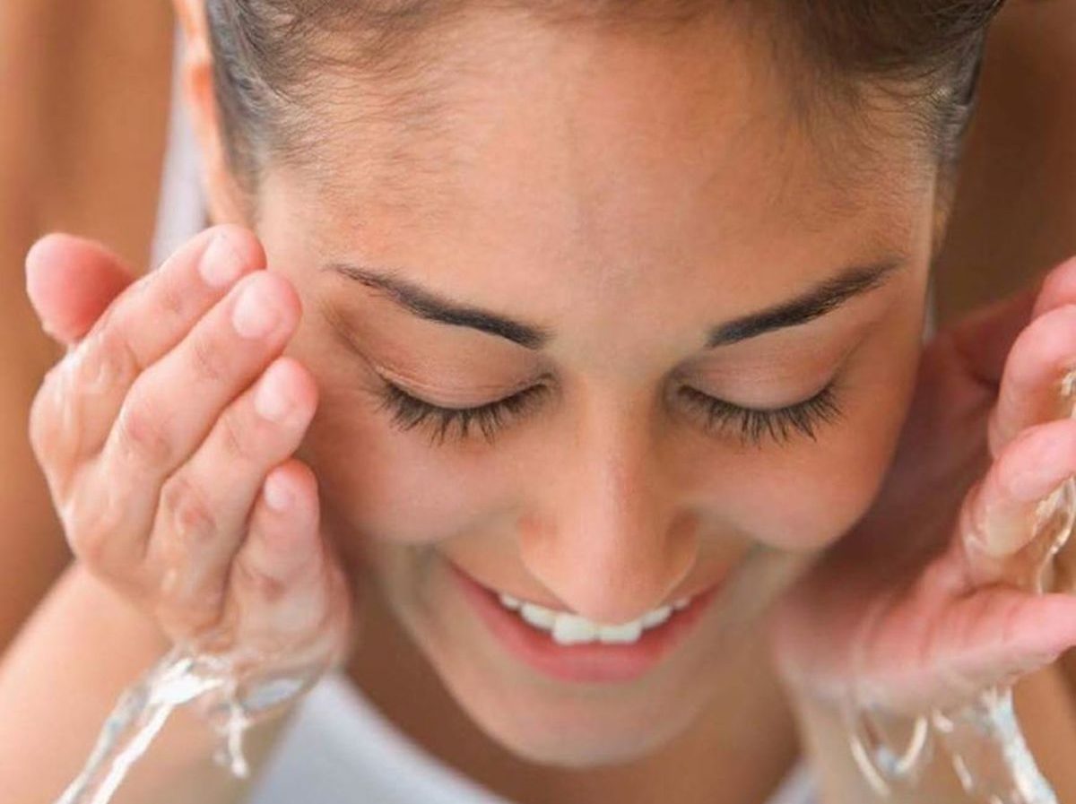 Lavare il viso con acqua calda o fredda