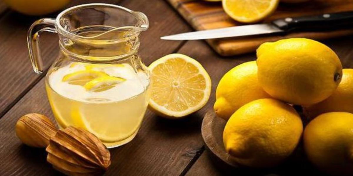 bere acqua e limone al mattino fa bene