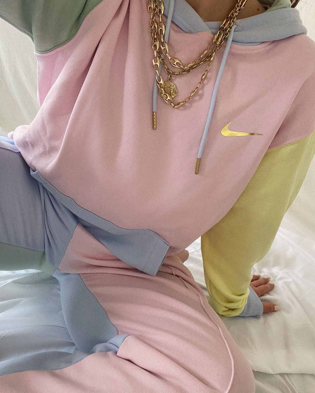 colori pastello tuta