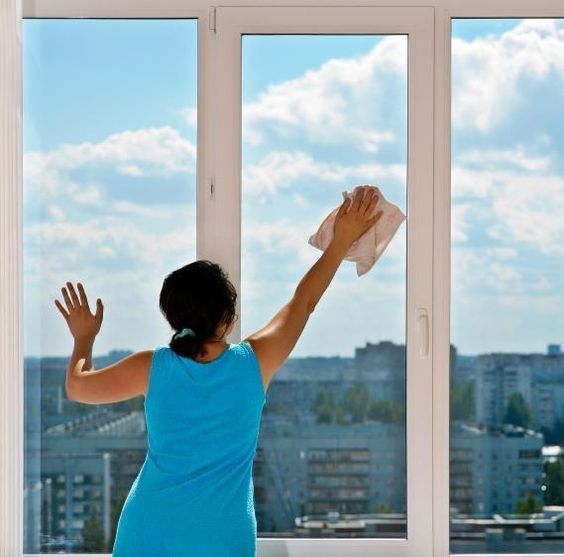 come pulire i vetri senza lasciare aloni