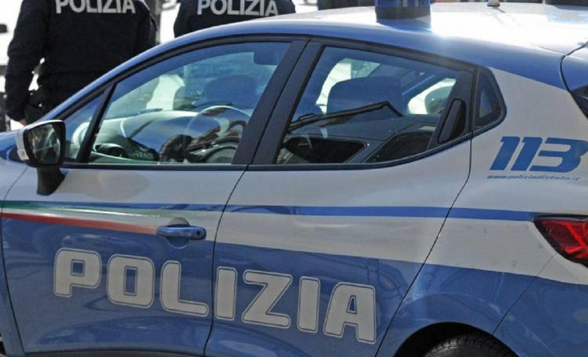 napoli aggredisce moglie e poliziotti arrestato