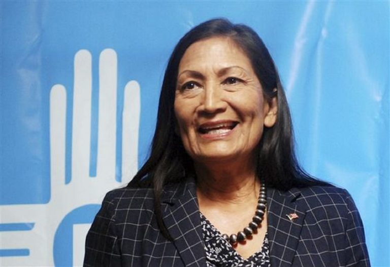 deb haaland chi è