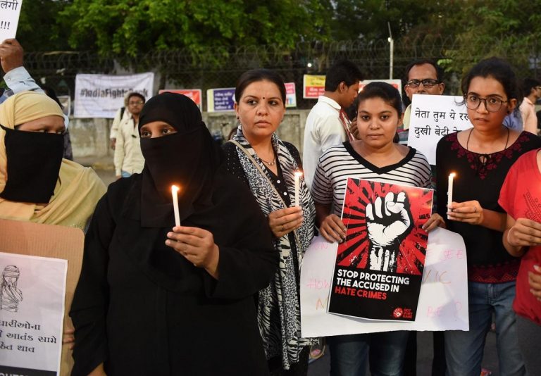 India: donna rischia lo stupro e viene sfregiata con l'acido
