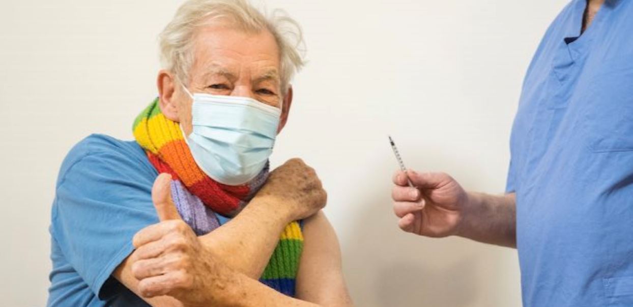 ian mckellen gandalf vaccino covid 19