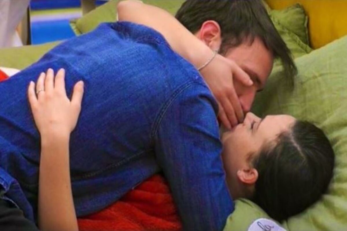 gf vip rosalinda andrea bacio