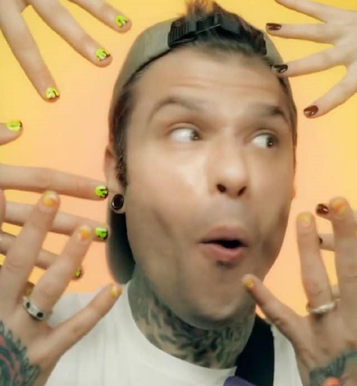 fedez smalto unghie indignazione