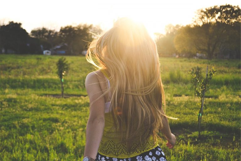 come proteggere capelli al sole