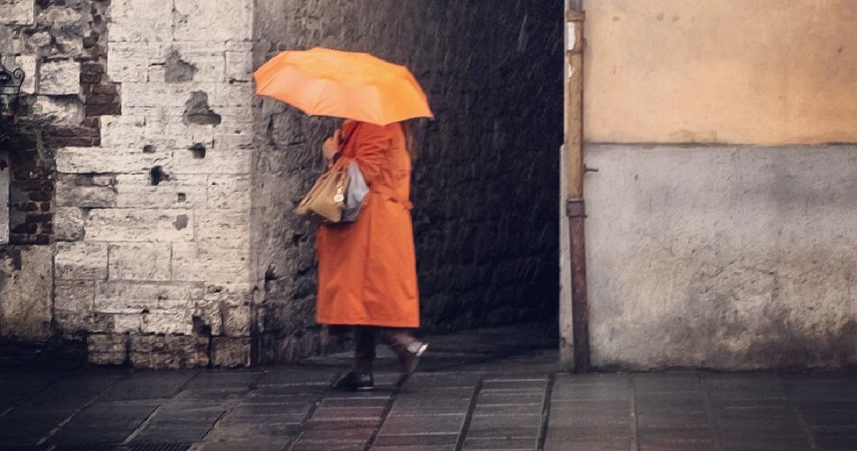 Come vestirsi con la pioggia in autunno