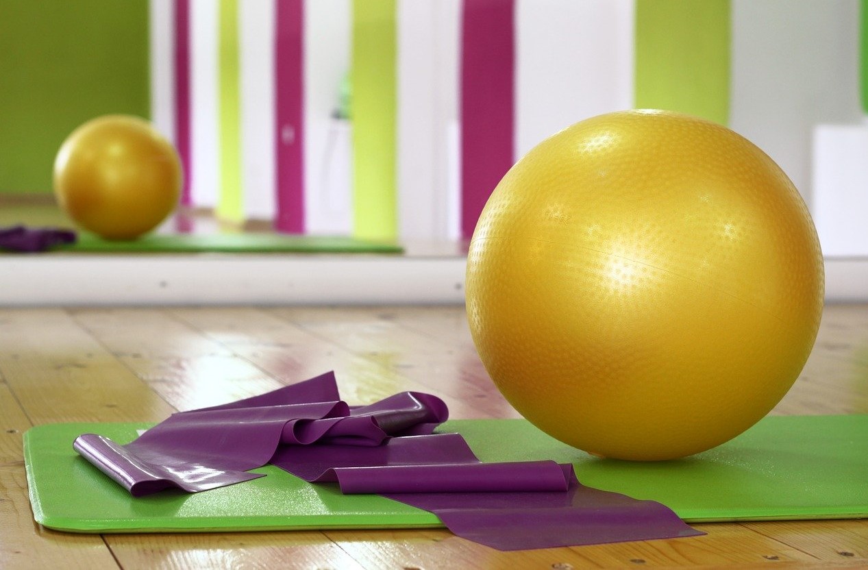 home fitness esercizi braccia e spalle