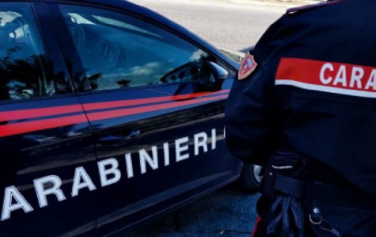 Chiama i Carabinieri e spara