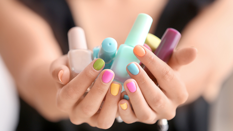 skittle manicure arcobaleno