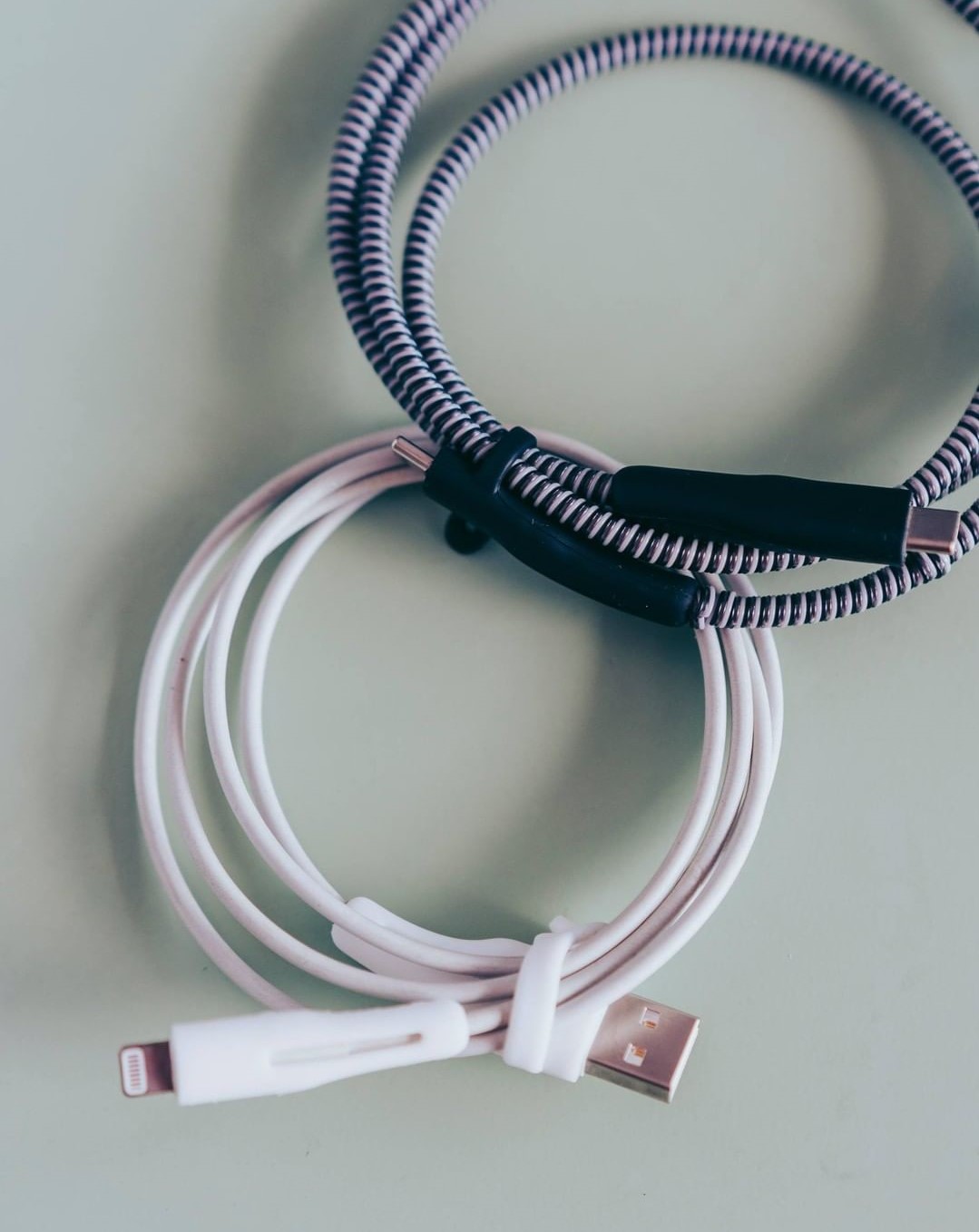 come proteggere il cavo del caricabatterie