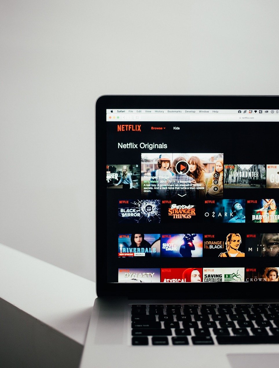 cosa vedere su netflix febbraio 2022