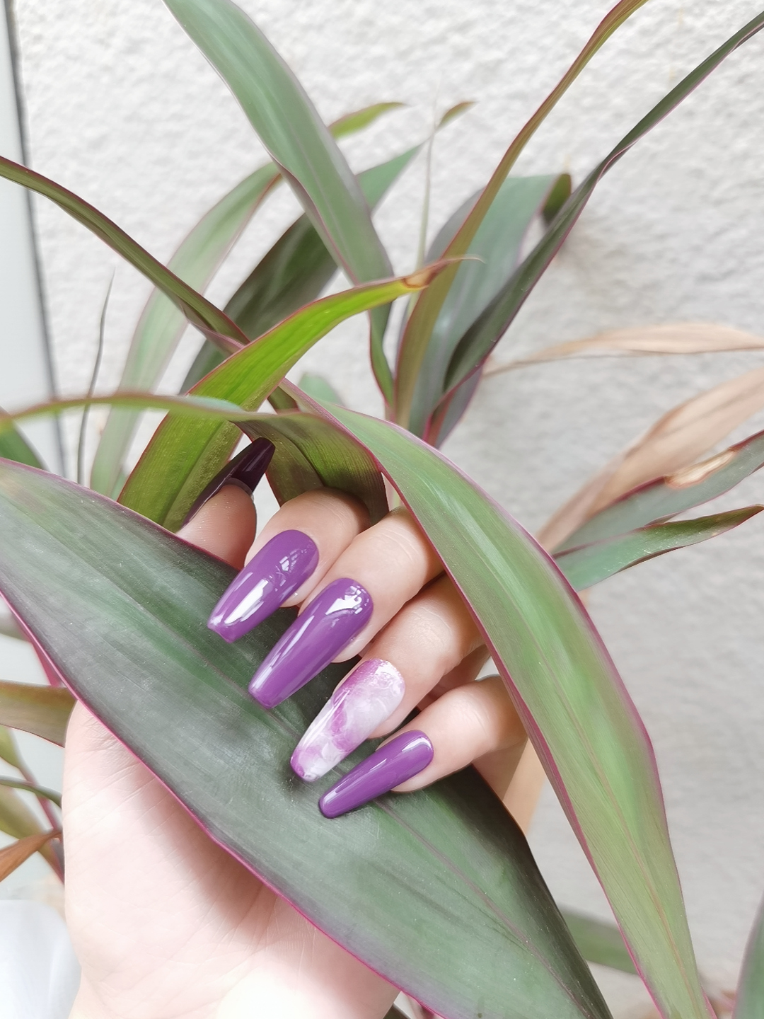 unghie effetto marmo viola