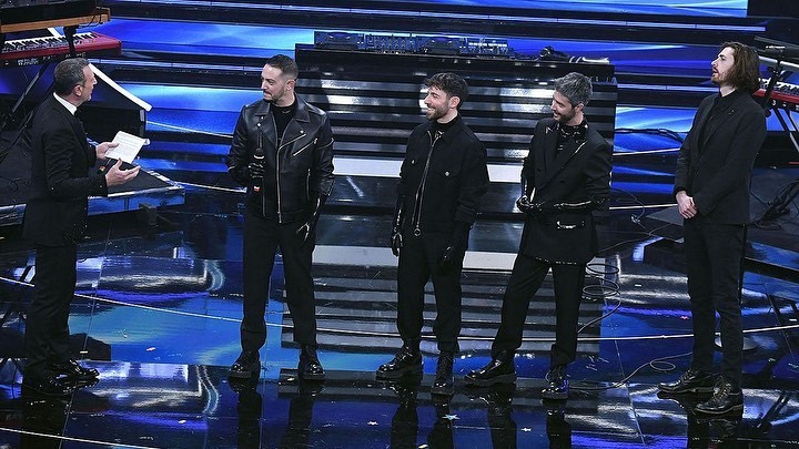 sanremo 2022 perché cantanti indossano guanti