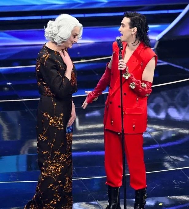 sanremo 2022 perché cantanti indossano guanti