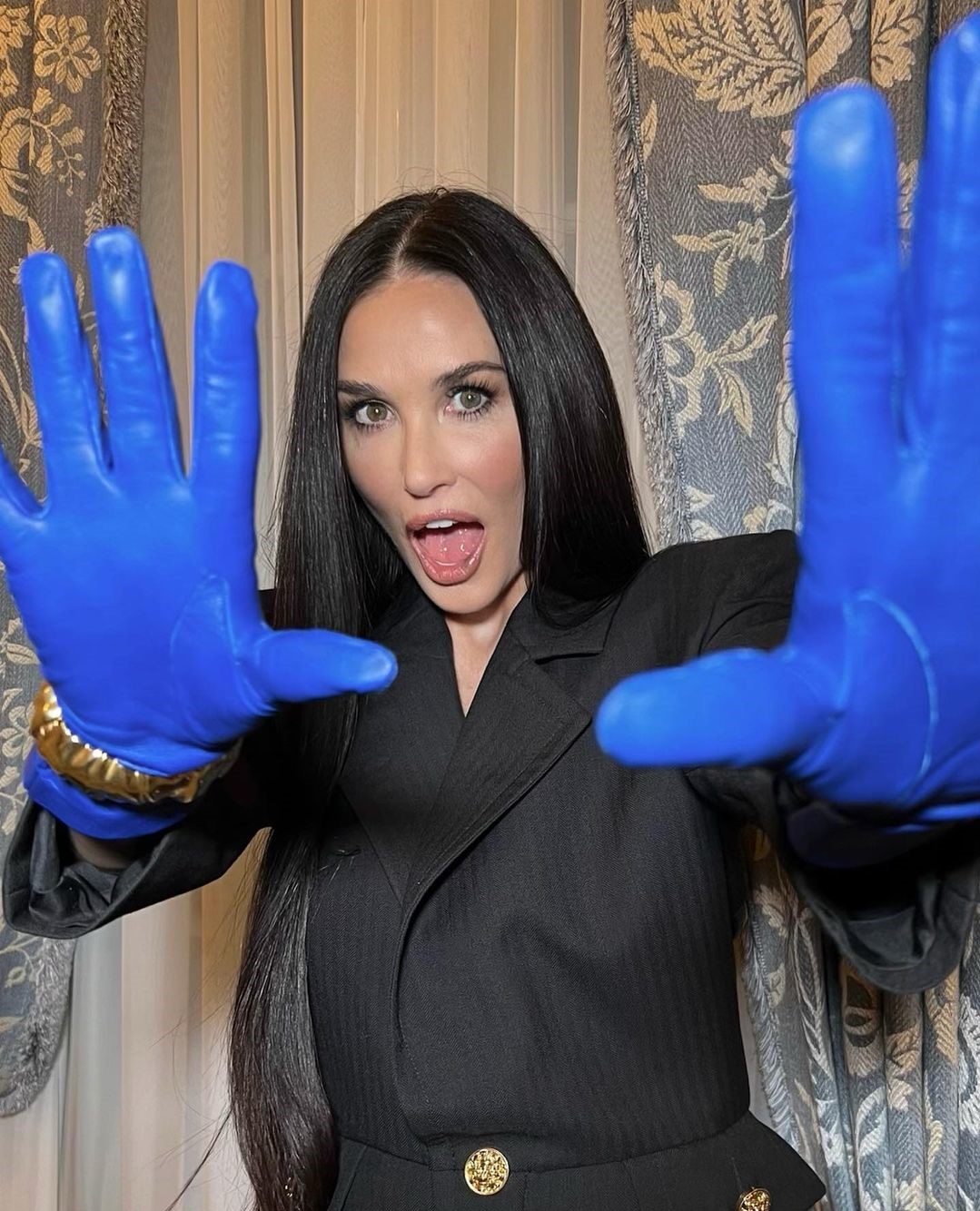 demi moore guanti sfilata parigi