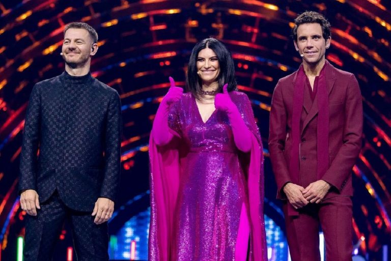 Eurovision 2022 i look di Laura Pausini per la prima semifinale