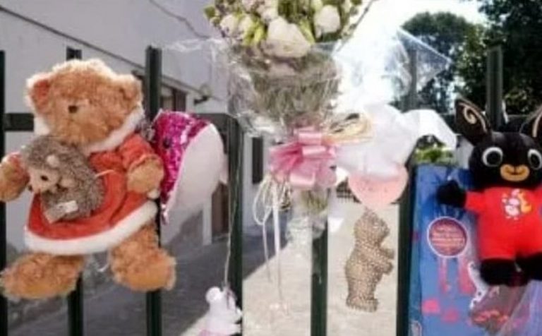 Pupazzi e fiori lasciati in ricordo di Diana davanti alla casa dell'orrore